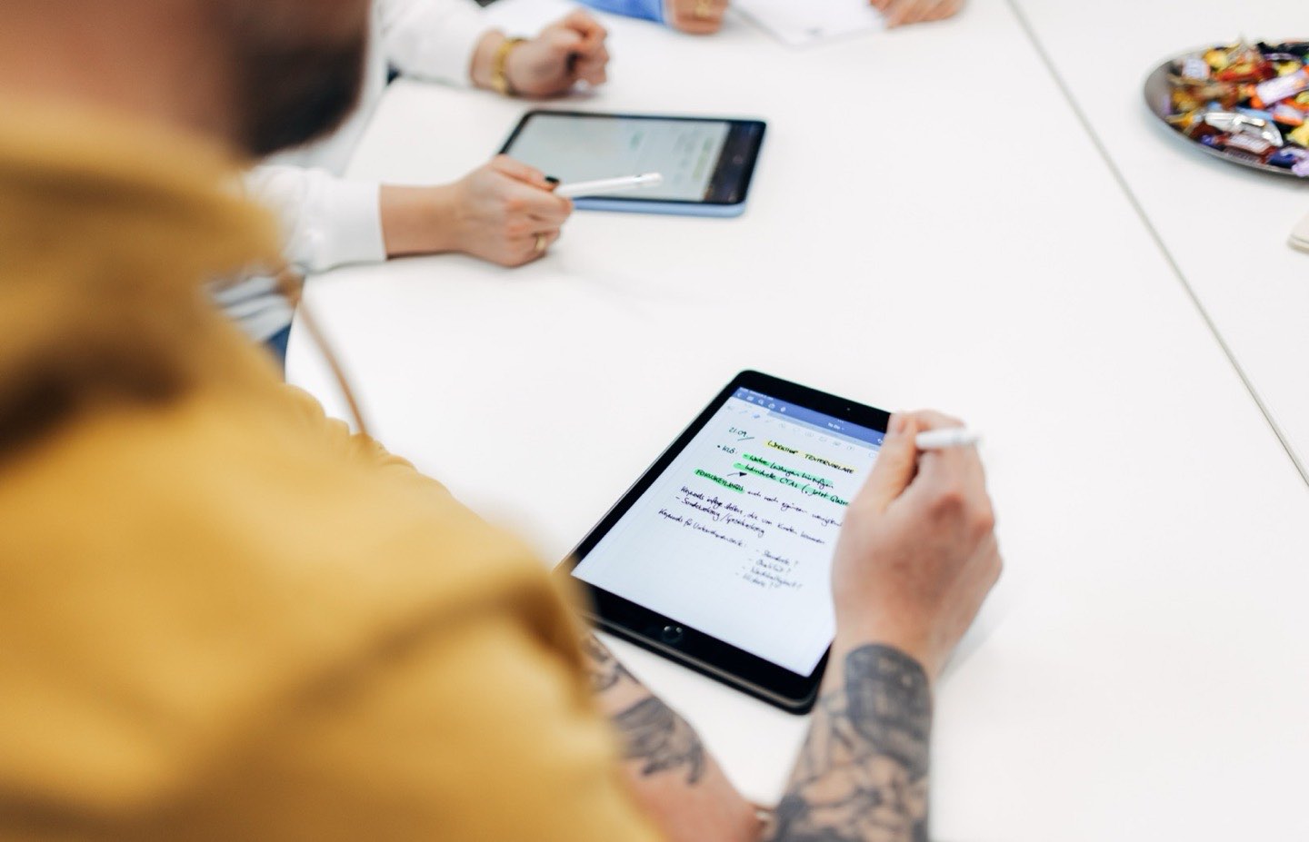 Besprechung mit Notizen auf Tablets